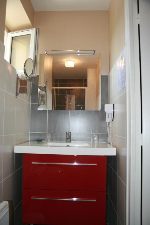 Hotel Roche De Vic 2*