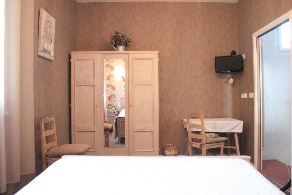 Roche De Vic Hotel 2*